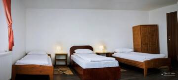 Фото номера Четырехместный номер с собственной ванной комнатой Хостелы Hostel Alpin Marisel г. Мэришел 3